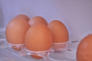 冷蔵庫の卵置き場が3列になっているタイプの写真