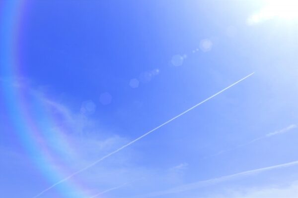 快晴の空と一筋伸びた飛行機雲