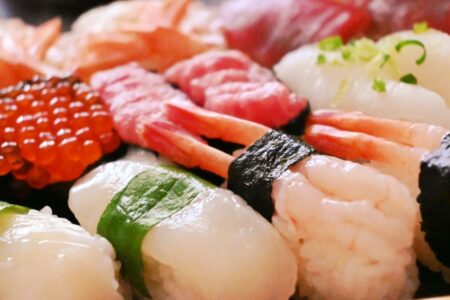 色とりどりのお寿司の写真
